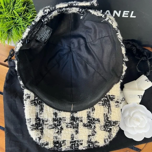 CHANEL Black and Cream Tweed Cap display picture 3